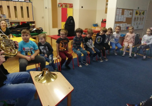 Dzieci poznają budowę waltorni